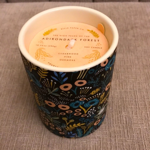 NEW - Anthropologie Adirondack Forest soy candle Rifle Paper co. 290 gr - Picture 1 of 3